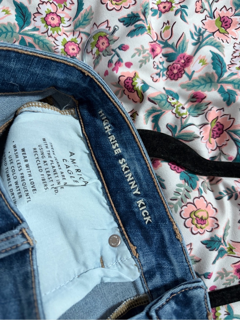 Women’s American Eagle High-Rise Skinny Kick Jeans - Picture 4 of 4